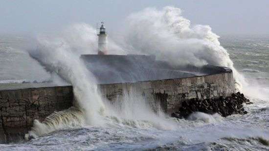 Обнародованы фото мощного урагана Дорис, обрушившегося на Британию