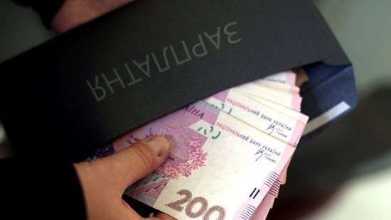 Украинцам разрешили хранить зарплаты и пенсии в зарубежных банках