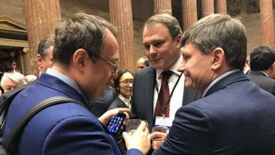 Украинские чиновники распивали шампанское с депутатами из РФ (фото)