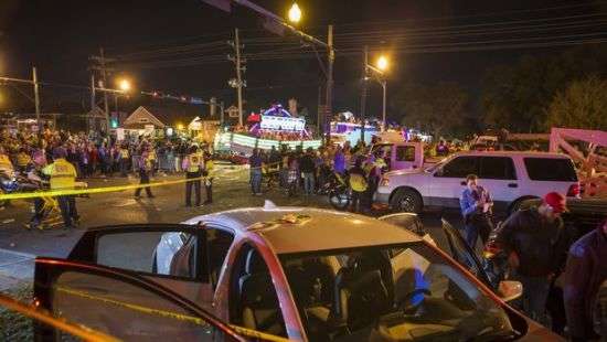 В США автомобиль протаранил толпу людей, десятки пострадавших