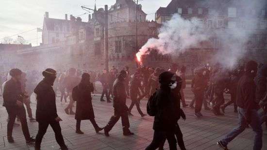Во Франции полицию закидали «коктейлями Молотова»