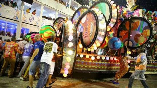 На карнавале в Рио платформа с танцорами самбы въехала в толпу зрителей (видео)