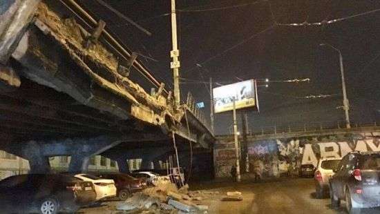 В Киеве обрушилась половина моста на Шулявке (фото)