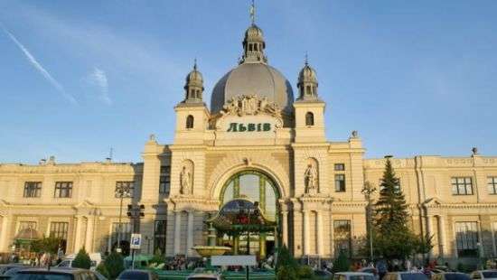 На львовском вокзале полицейские били пассажиров и требовали деньги
