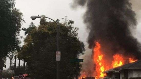 В Калифорнии самолет рухнул на жилые дома