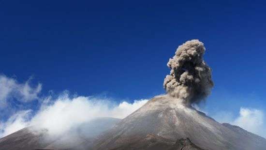 Вулкан Этна «стреляет» вулканическими бомбами (видео)