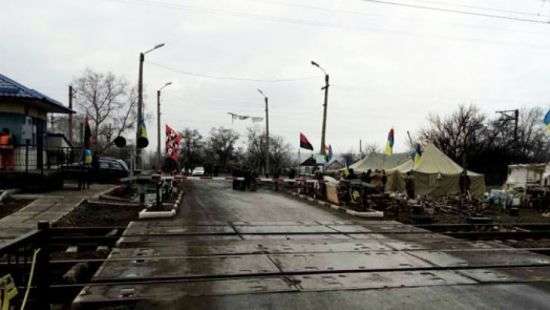 Появилось видео, как человек с бензопилой напал на участников блокады Донбасса