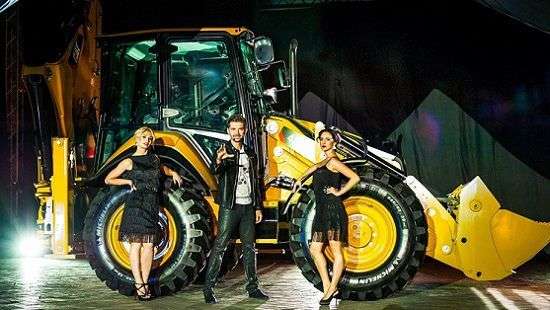 Популярный иллюзионист ROMAN BONDARCHUK сделал трюк по исчезновению 10-ти тонного экскаватора (ФОТО+ВИДЕО)