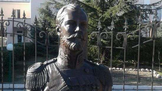 В Крыму начал мироточить бюст Николая II (видео)