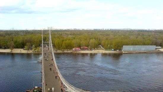 В Киеве вандалы срезали канатную дорогу через Днепр (фото/видео)