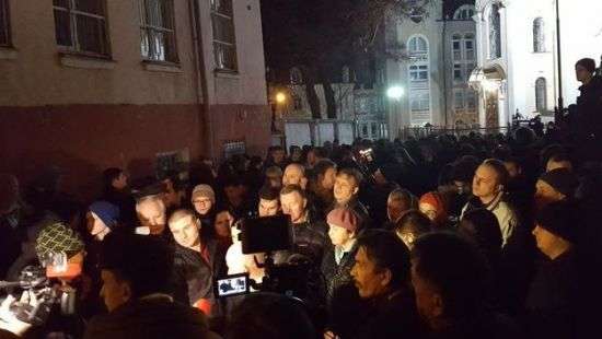 Возле здания суда проходит акция с требованием довести до логического конца эпопею с Насировым (фото)