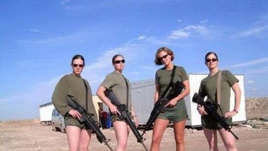 Пентагон выясняет кто опубликовал в Facebook фото обнаженных девушек-морпехов