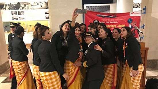 Женский экипаж впервые облетел на авиалайнере вокруг света