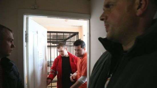 Насирову пришлось встать на ноги из-за узкого входа в суд