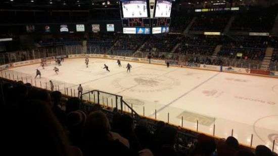 В Канаде хоккеисты устроили массовую драку с фанатами