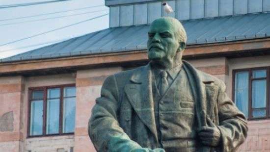 После крымского Николая II, «прослезился» монумент Ленина (видео)