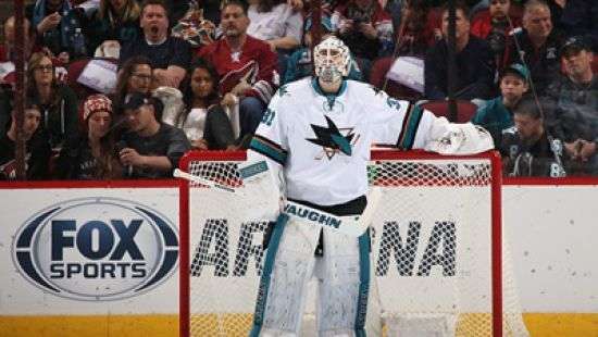 Необычный сейв вратаря НХЛ (ВИДЕО)