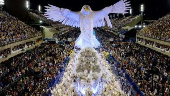 Карнавал в Рио-де-Жанейро вывел на улицы рекордное число участников