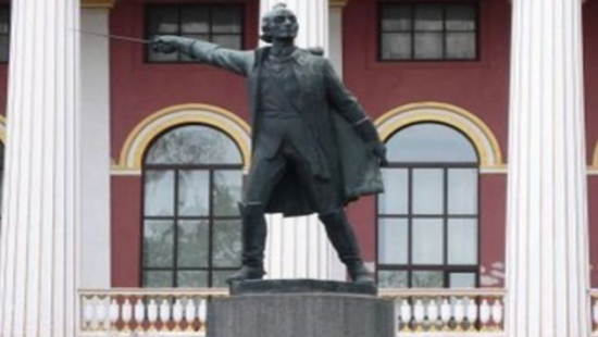 В военном лицее им. Богуна памятник Суворову спрячут на заднем дворе