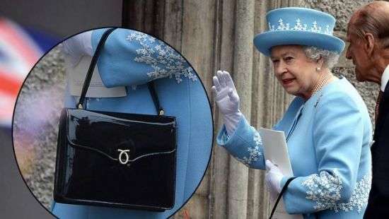 Биограф британской монархини раскрыл тайны ее сумочки