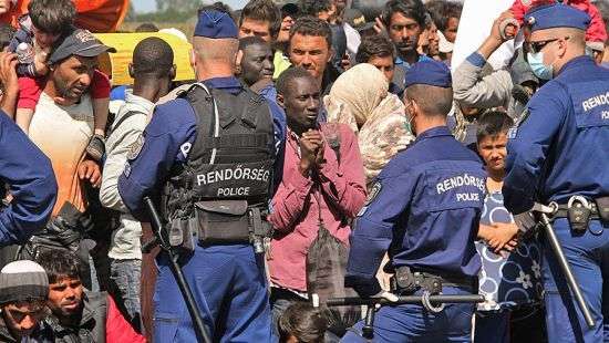 В Венгрии нелегальным мигрантам запретили свободное передвижение по стране