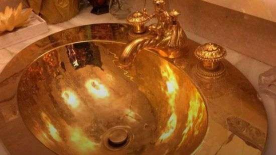 Золотой умывальник и часы от Путина: чиновника поймали на расхищении средств (фото)