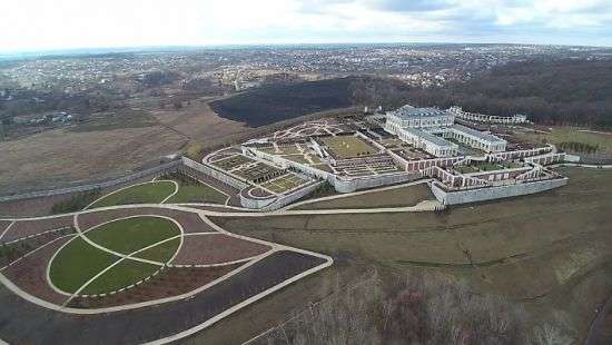 Обнародовано видео шикарного особняка советника Порошенко