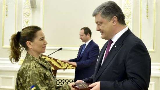 Порошенко наградил украинских женщин-воинов