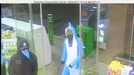 В Новой Зеландии неизвестный в костюме акулы ограбил автозаправку