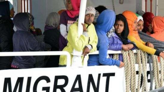 Еврокомиссия пригрозила штрафами странам, отказывающимся принимать нелегалов