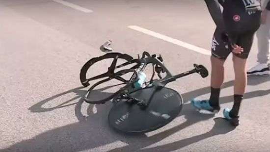 Велосипед развалился под гонщиком во время гонки (ВИДЕО)