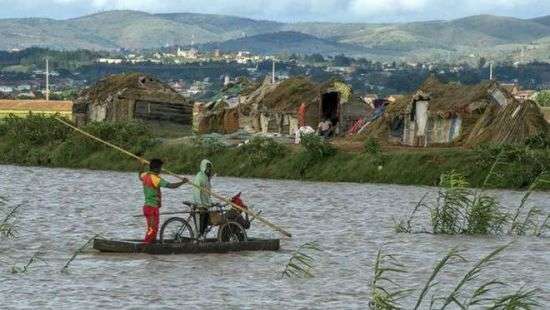 Мощный циклон на Мадагаскаре убил 38 человек, более 180 травмированы (видео)
