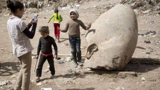 В Египте среди мусора обнаружили древнюю статую Рамзеса II (фото/видео)