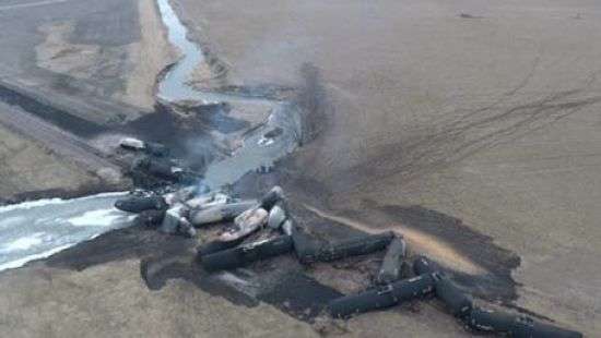 В США потерпел крушение товарный поезд со спиртом (видео)