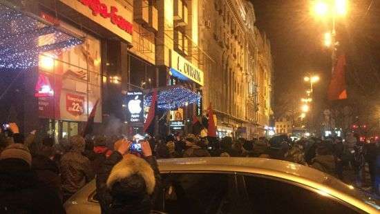 Активисты крушат Альфа-Банк на Крещатике (фото, видео)