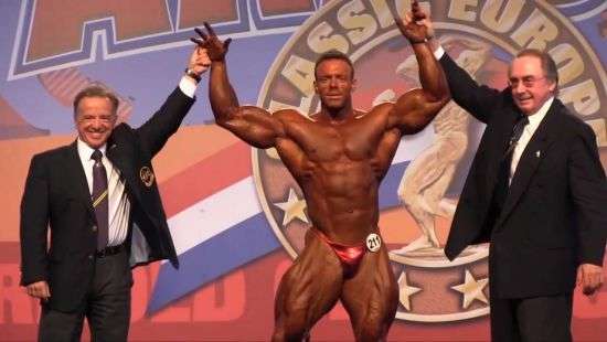 В Швейцарии выпав с окна публичного дома погиб культурист