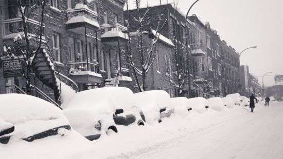Снежная буря остановила аэропорт Монреаля и закрыла школы