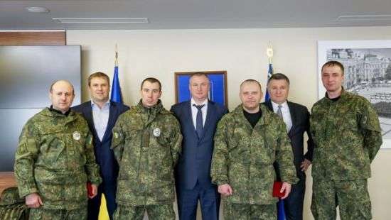 Аваков наградил полицейских, избитых Парасюком