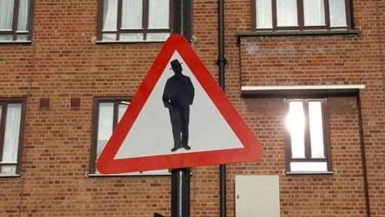 Возле лондонской синагоги появился знак «Осторожно, евреи!» (фото)