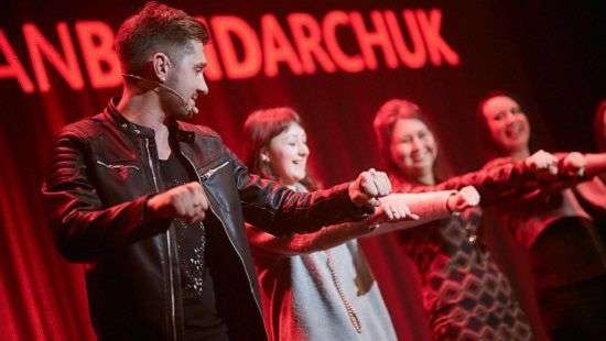 Украинский иллюзионист прошел сквозь стальной лист и сделал трюк с исчезновением экскаватора