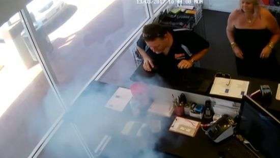 iPhone 6 загорелся в руках у владельца (ВИДЕО)