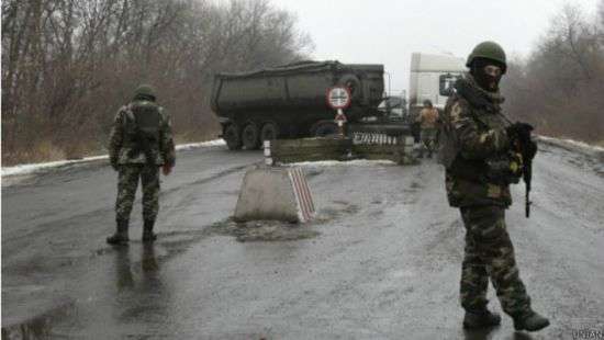 Боевики в ОРДЛО отбирают у проезжающих колбасу