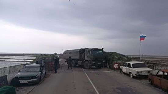 Российские военные в Крыму отгородились от Украины колючей проволокой (видео)