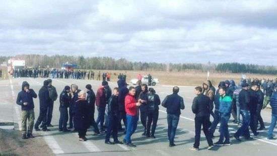 Янтарекопатели разблокировали трассу и поставили условие властям