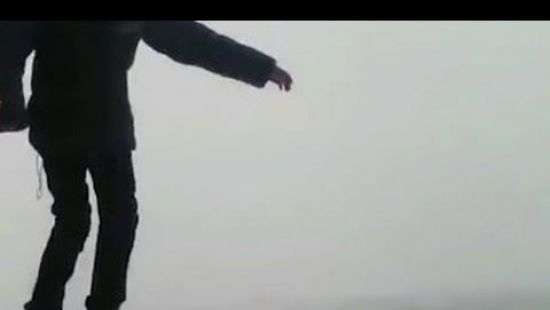 Пятиклассник прогулялся по перилам балкона на 25-м этаже, чтобы собрать лайки (видео)