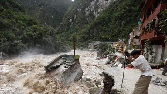 В Перу из-за наводнения без крова остались 100 тысяч человек (видео)