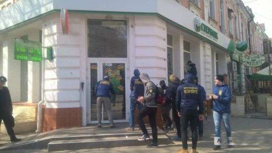 В Николаеве «Сбербанк» и «Альфа-банк» облили краской (фото/видео)