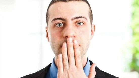 На какую болезнь указывает неприятный запах изо рта, рассказали врачи