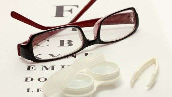 Что лучше очки или линзы, выяснили специалисты