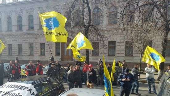 Возле Рады митингующие перекрыли движение транспорта